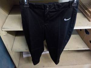 lot 192 image: 6 Nike Girls size XL Black Softball...