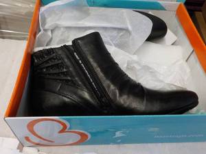 lot 343 image: Black Leather Short Boots size 7w...