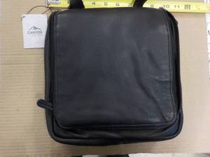 lot 398 image: Canyon Leather Hanging Travel Bag...
