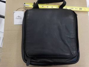 lot 399 image: Canyon Leather Hanging Travel Bag...