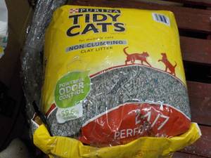 lot 71 image: Purina Tidy Cats Clay Litter...