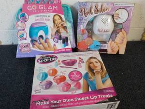 lot 145 image: Shimmer N Sparkle Go Glam and Nail ...