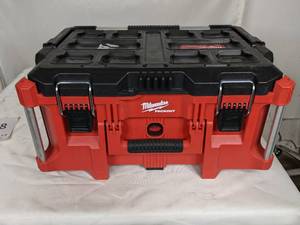 lot 128 image: Milwaukee PACKOUT Large Tool Box