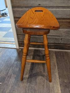 lot 117 image: Single Amish Oak Camel Seat Bar Stool