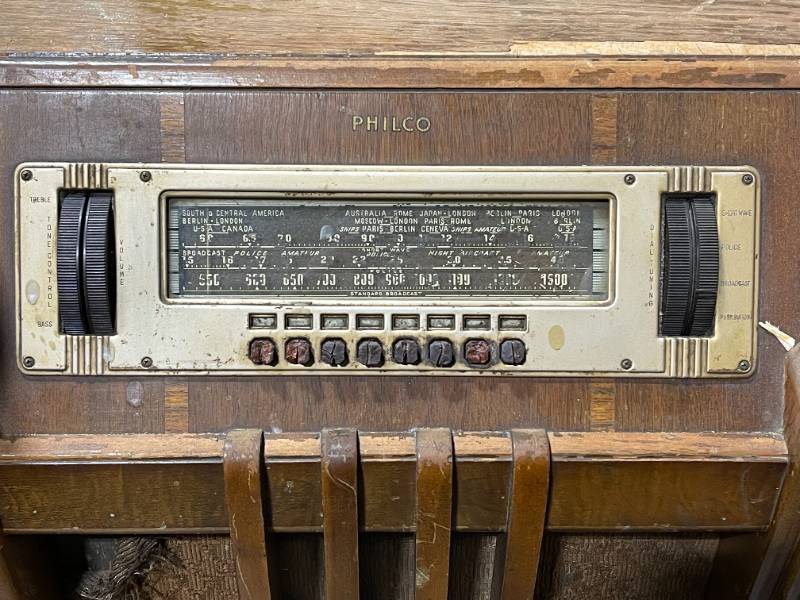 lot 75 image: Philco Radio