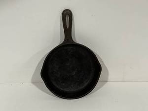 lot 54 image: Vintage #3 Wagner Ware Cast Iron Skillet