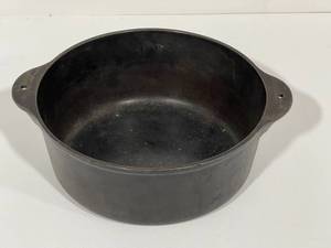 lot 55 image: Vintage #8 Griswold Cast iron Dutch Oven Pan
