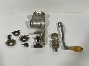 lot 56 image: Vintage Universal #2 Meat Grinder