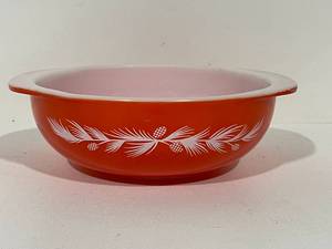 lot 57 image: Vintage Pyrex Holiday Casserole Pine Cone Bowl