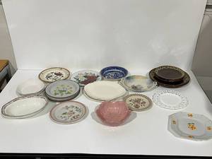 lot 64 image: Variety of Glass Ware