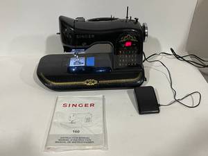lot 3 image: Singer 160 Sewing Machine