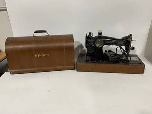 lot 4 image: Vintage Singer Sewing Machine