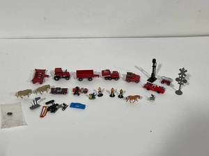 lot 18 image: Electric Train Set Accessories