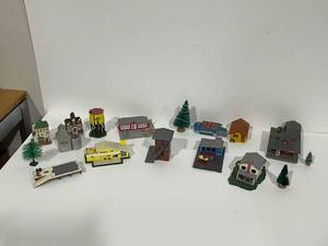 lot 20 image: Electric Train Set Accessories
