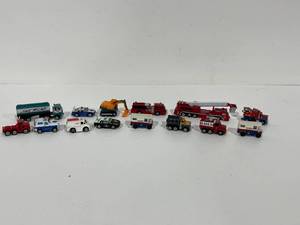 lot 17 image: Electric Train Set Accessories