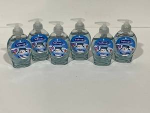 lot 23 image: Softsoap Liquid Hand Soap