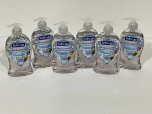 lot 24 image: Softsoap Liquid Hand Soap