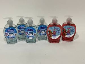 lot 34 image: Softsoap Liquid Hand Soap