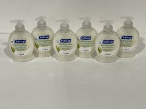 lot 41 image: Softsoap Liquid Hand Soap