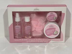 lot 52 image: Studio Selection Bath Set