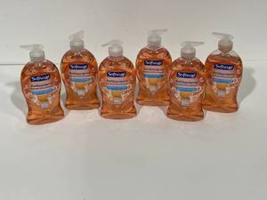 lot 72 image: Softsoap Liquid Hand Soap