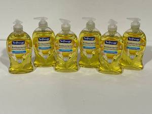 lot 78 image: Softsoap Liquid Hand Soap