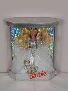 lot 42 image: New Vintage Mattel Happy Holidays Barbie Doll #1426 - P.C.