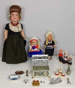 lot 67 image: Holland Dutch Dolls and Trinkets
