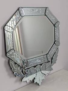lot 22 image: Elegant Wreath Wall Mirror