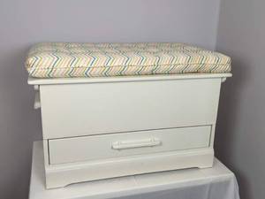 lot 20 image: Kids Toy and Storage BoxBench with Pad