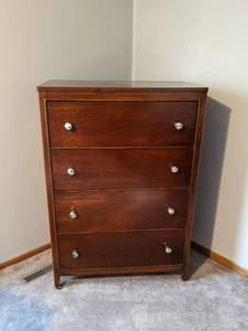 lot 15 image: Beautiful 4-Drawer Solid Wood Bedroom Chest