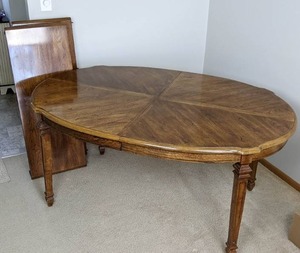 lot 3 image: Beautiful Extending Oval Wooden Dinning Room Table