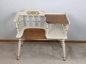 lot 14 image: Elegant Vintage Ethan Allen Gossip Bench in Nutmeg