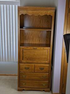 lot 9 image: Gorgeous Broyhill Wood Secretarys Desk  Hutch