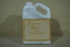 lot 75 image: Glamorous Wash Diva Fine Laundry Detergent - 3.78L