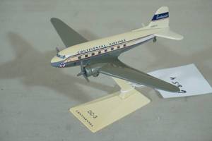 lot 42 image: Vintage Continental Airlines DC-3 Jet Plane Desktop Model