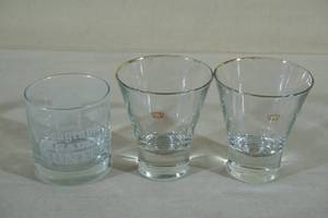 lot 57 image: Gold Rim Crown Royal Glasses and Seagrams Canadian Glass