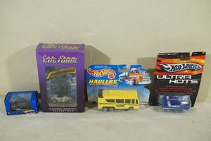 lot 137 image: Hot Wheels Special Edition Cars - Autorama, Hauler, Ultra Hots