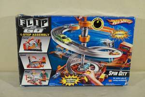 lot 154 image: Hot Wheels Spin City Flip N Go Playset