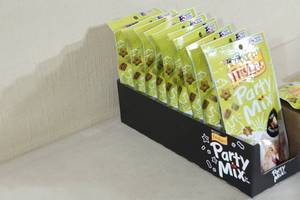 lot 102 image: 10 Friskies Party Mix Cat Treats