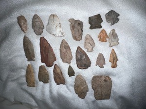 lot 11 image: Mixed Lot of Native American Arrowheads