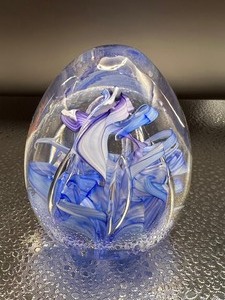 lot 29 image: Egg Shape Art Glass Paperweight