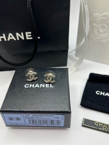 lot 40 image: Chanel CC Logo Earrings Boucles Oreille Z3520