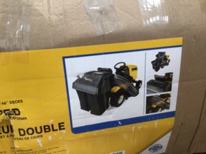 lot 7 image: CUB CADET 4246 Rider Bagger Standard Mount LTX 1040 1042 1045 1046 XT1 XT2 Customer Returns see the pictures