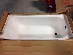 lot 14 image: Bootz Industries Alcove Soaking Bathtub 60-Inch Left Drain Rectangular White Customer Returns have damage see pictures