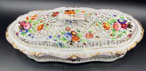 lot 150 image: Beautiful Vintage Ceramic Floral Design Dresser Box