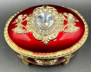 lot 136 image: Splendid Music Box Company Trinket Box