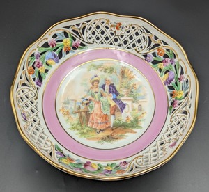 lot 28 image: Schumann Bavaria Porcelain Footed Dish