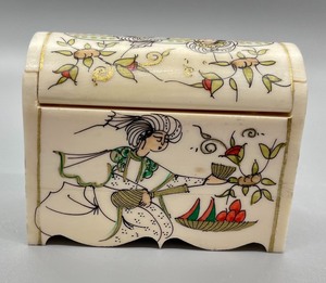 lot 202 image: Petite Persian Hand Painted Trinket Box Chest