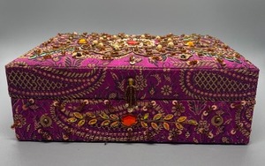 lot 219 image: Beautiful Beaded Jewelry Box